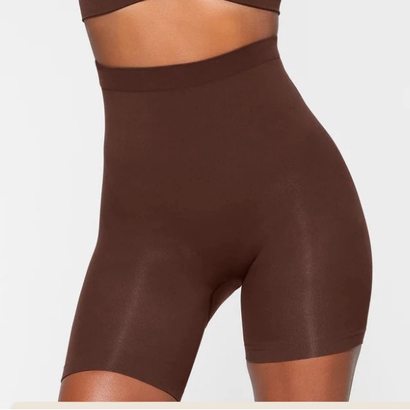 SKIMS - SEAMLESS SCULPT MID THIGH SHORT - Picture 2 of 6